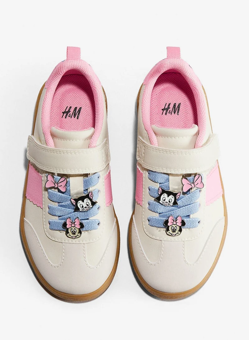 اتش اند ام حذاء رياضي بتصميم مطبوع